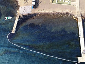 Foça'da denizi kirleten gemiye el konuldu