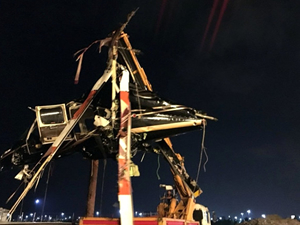 Bostancı'da denize çakılan helikopterin enkazı çıkarıldı