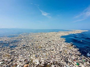 Okyanuslardaki plastikleri temizleyecek araç suya indirildi