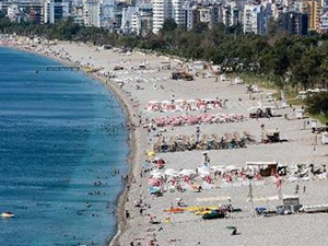 Konyaaltı Sahili çocuklar okula başlayınca boş kaldı