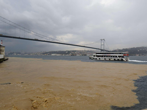 İstanbul Boğazı, yağış sonrası kahverengiye boyandı