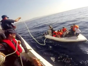 Tekneleri su alan göçmenleri Sahil Güvenlik kurtardı