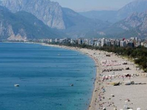 Antalya'da okullar açıldı, sahiller boşaldı