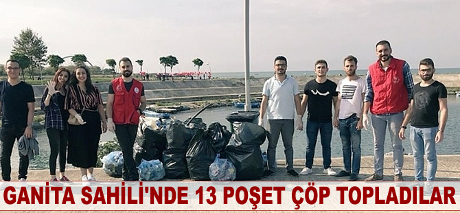 Deniz kıyısından bir saatte 13 büyük poşet çöp topladılar