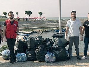 Deniz kıyısından bir saatte 13 büyük poşet çöp topladılar
