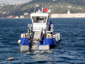 İstanbul'da deniz yüzeyinde 140 kamyon çöp toplandı