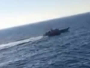 TCG AKBAŞ, Kuşadası Körfezi'nde göçmen botu tespit etti