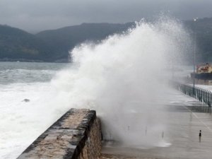 Amasra'da 5 metreyi bulan dalgalar oluştu