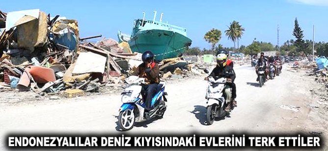 Endonezyalılar deniz kıyısındaki evlerini terk ettiler