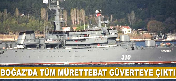 Rus savaş gemisi Çanakkale Boğazı'ndan geçerken tüm mürettebat güverteye çıktı