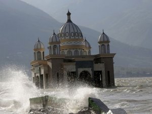 Endonezya'da deprem ve tsunami ‘yüzen cami’yi yıkamadı