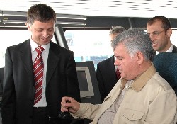 Azeri bakanın hızlı feribot merakı