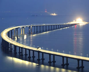 Çin'de deniz üzerine inşa edilen dünyanın en uzun köprüsü açıldı