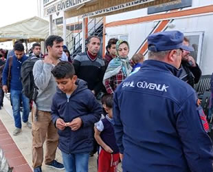 Ayvacık’ta lastik botta 46 kaçak göçmen yakalandı