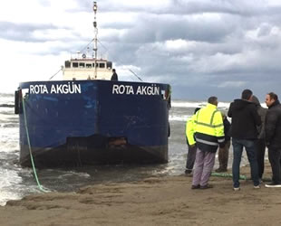 Karadeniz’de sürüklenen 'Rota Akgün' adlı tarama gemisi kıyıya oturdu