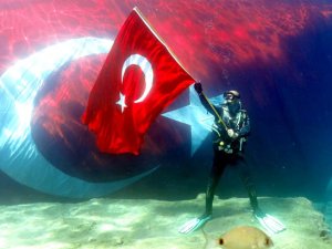 Fethiye'de 'Cumhuriyet'in 95. yaşını denizin dibinde kutladılar