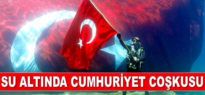 Fethiye'de 'Cumhuriyet'in 95. yaşını denizin dibinde kutladılar
