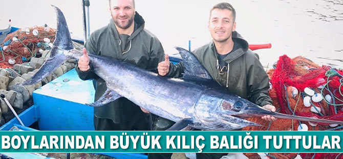 Çanakkale’de boylarından büyük kılıç balığı tuttular