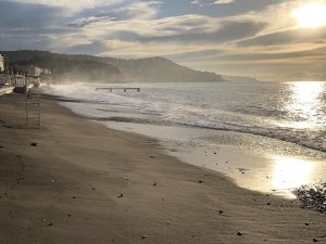 Fransa’nın çakıllı Nice plajı, bir gecede kumlu plaja dönüştü