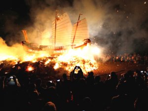 Tayvan'da tekne yakma ritüeline yoğun ilgi