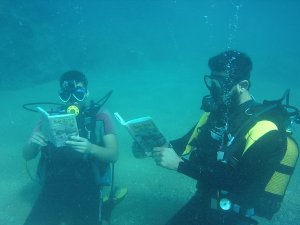 Antalya’da denizin 10 metre derinliğinde kitap okudular