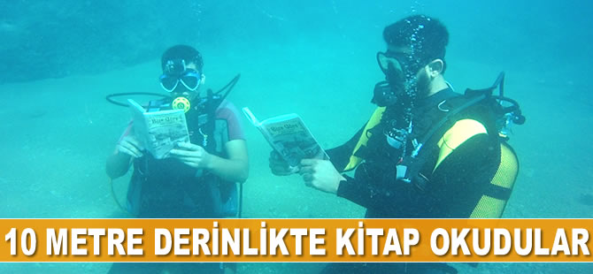Antalya’da denizin 10 metre derinliğinde kitap okudular