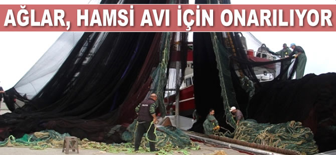 Karadenizli balıkçılar ağlarını hamsi avı için onarıyor