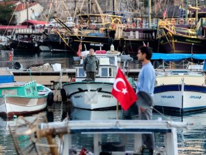 Antalyalı balıkçılardan Ata’ya Saygı Duruşu