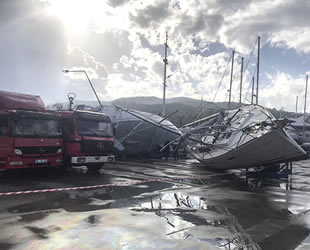 Marmaris'te hortum önüne geleni yıktı, geçti