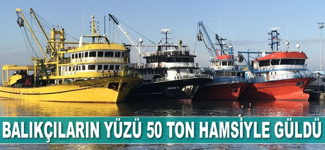 Akçakocalı balıkçıların yüzü 50 ton hamsiyle güldü