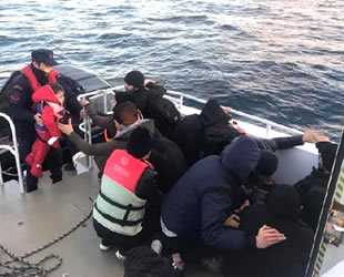 Ayvalık’ta tekneleri sürüklenen kaçakların imdadına Sahil Güvenlik yetişti
