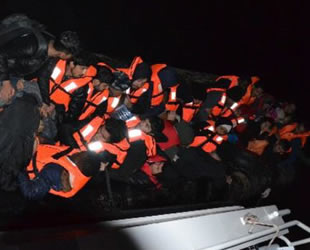 Edirne’de lastik botta 30 kaçak göçmen yakalandı