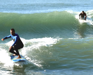 Alanya’da sörfçüler, dalgalı denizde sörf yapmanın keyfini çıkardılar