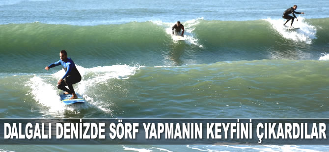 Alanya’da sörfçüler, dalgalı denizde sörf yapmanın keyfini çıkardılar