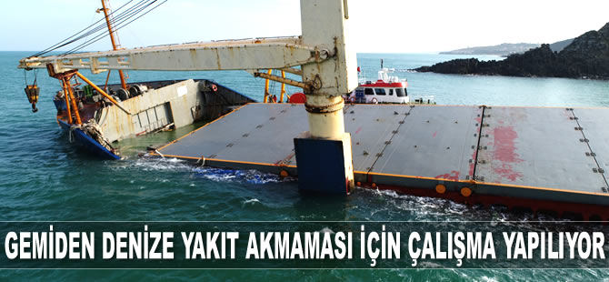 M/V Natalia isimli kargo gemisinden denize yakıt akmaması için çalışma yapılıyor