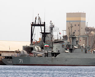 İran savaş gemileri, ABD uçak gemisi yakınında füze fırlattı