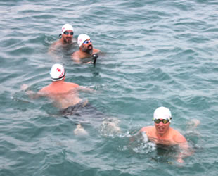 İstanbul Boğazı'nda 30 yüzücü, dondurucu soğukta denize girdi