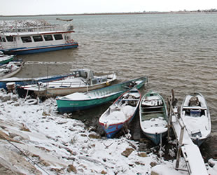 Beyşehir’de balıkçılar avlanmaya kar molası verdi