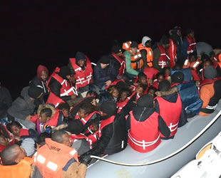 Seferihisar’da akıntıya kapılan 62 göçmen kurtarıldı