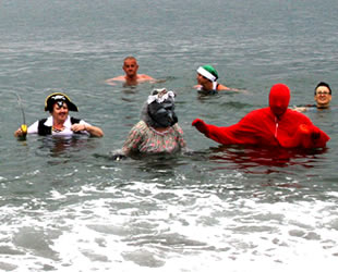 Fethiye'de yerleşik yabancılar, yardım için denize girdi