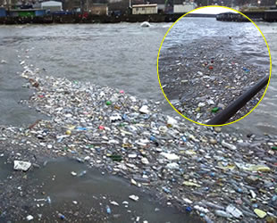 Zonguldak'ta evsel atıklar kıyıya vurdu