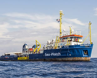 Akdeniz'de kurtarılan 49 düzensiz göçmen, 18 gündür denizde bekliyor