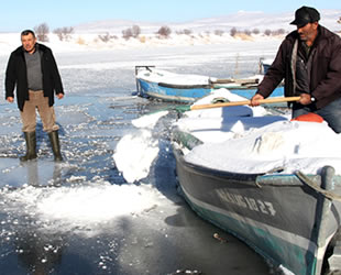 Suğla Gölü'nde balıkçılar buz tutan gölün ava açılmasını bekliyor