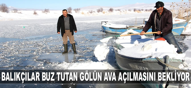 Suğla Gölü'nde balıkçılar buz tutan gölün ava açılmasını bekliyor