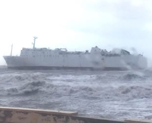 Mersin’de karaya oturan gemide 400 ton fuel oil bulunuyor