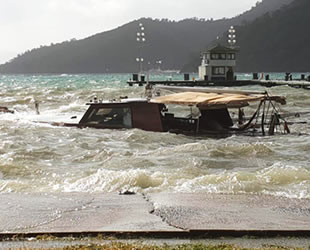 Göcek’te fırtına nedeniyle gezi teknesi battı