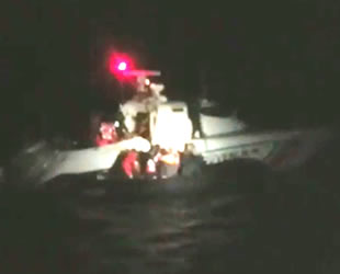 Ayvalık’ta 43 düzensiz göçmeni fırtınadan Sahil Güvenlik kurtardı