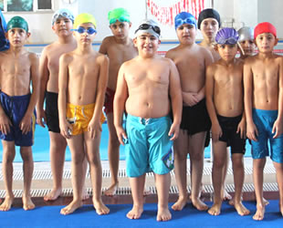 Siirtli öğrenciler, yarıyıl tatilinde yüzme öğreniyor