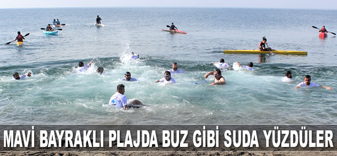 Van Gölü’nün mavi bayraklı plajında buz gibi suda yüzdüler