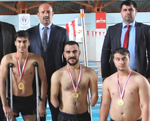 Türkiye 3.’sü olan engelli yüzücülere ödülleri verildi